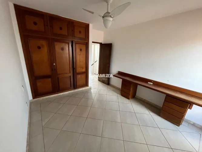 Casa de alto padrão com 4 quartos, suíte, área gourmet e garagem para 4 carros.