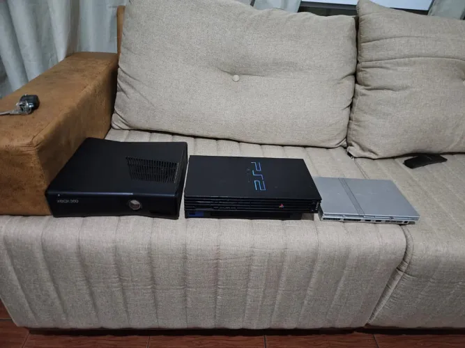 Lote de Videogames PS2 Fat, PS2 Slim e Xbox 360 - Para Peças/Carcaça