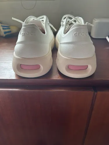 Vendo tênis Crocs branco W11