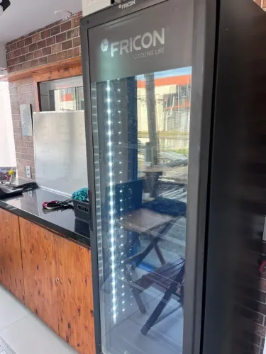 Freezer Vertical com porta de vidro 