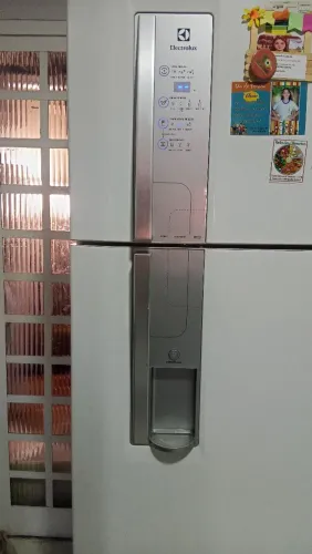 Vende-se uma geladeira muito top e bem conservada