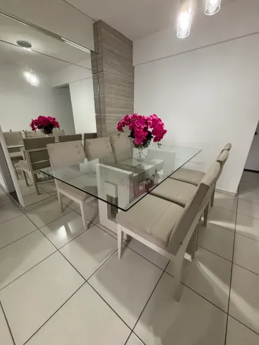 Vendo mesa de madeira e seis cadeiras