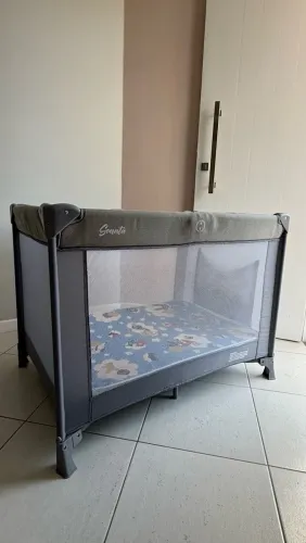 Berço portátil com colchão para bebê