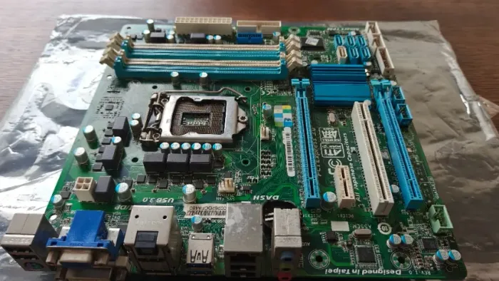 Placa Mãe Gigabyte GA-Q77M-D2H + I3 2100.  