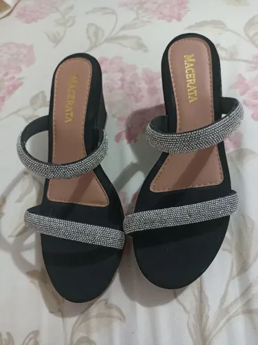 Salto/Tamanco preto com tiras brilhantes NOVO