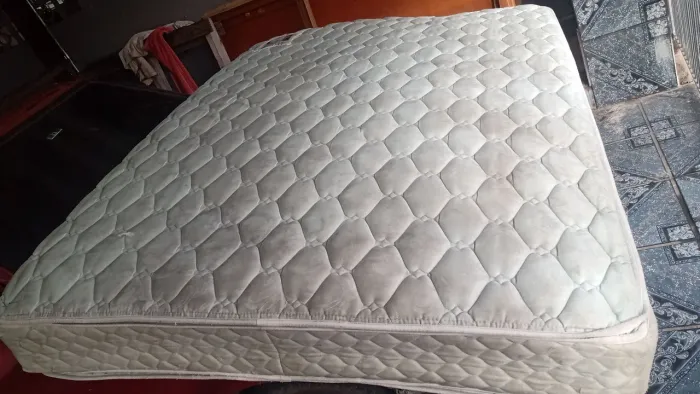 Colchão de casal de mola e espuma usado