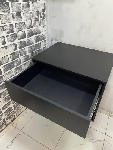 Móvel com gaveta, bastante espaço