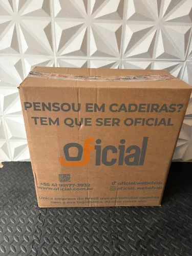 Cadeira nova na caixa