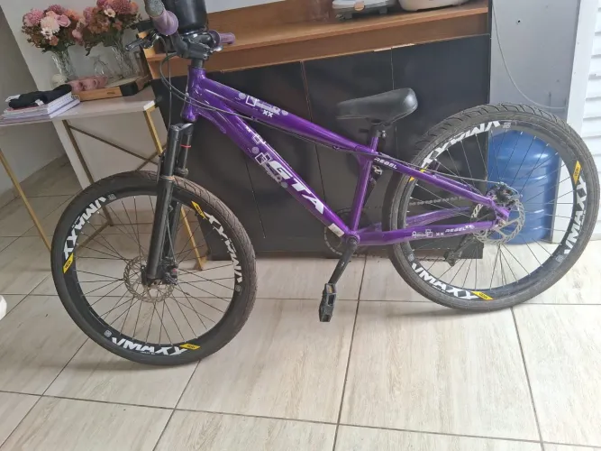 Vende-se bicicleta aro 26 semi nova 