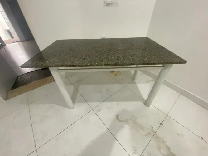 Mesa com tampa de mármore