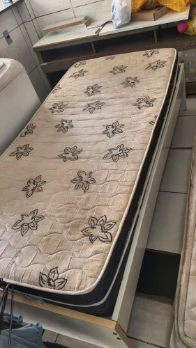 Cama de solteiro, de madeira, com colchao