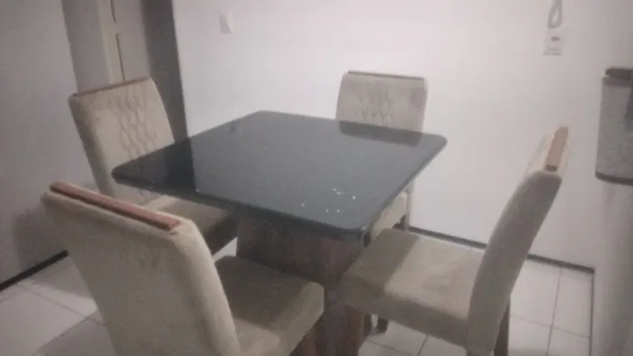 Mesa de vidro com 4 cadeiras