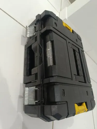 Caixa Dewalt com ferramentas