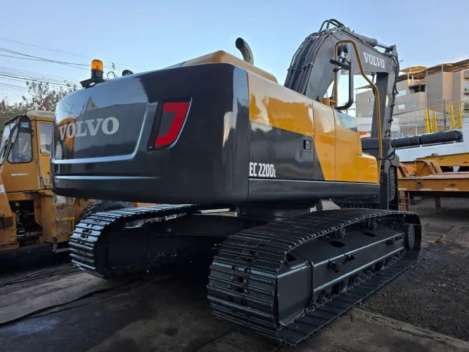 Escavadeira Volvo EC.220 Ano 2020 R$395.000,00