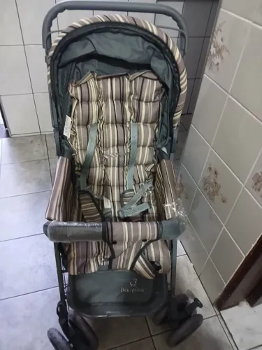 Carrinho de bebê, bolsa e almofada