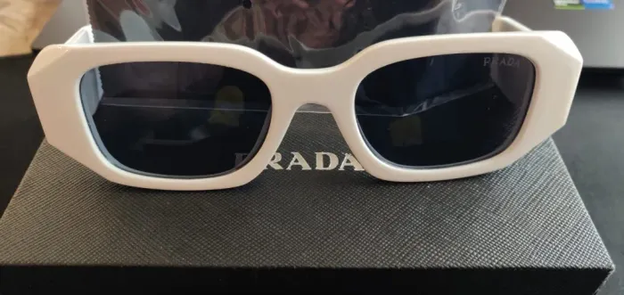 Óculos de sol Prada branco com lentes fumê linha Symbole