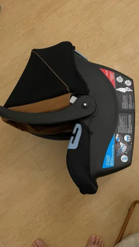 Bebê conforto Burigotto Materna - preto com capota caramelo