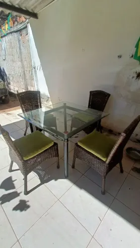 Mesa de vidro com 4 cadeiras.