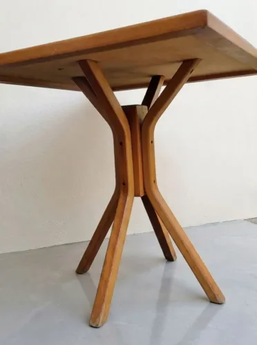 Mesa de 80 por 80 conservada toda em madeira 