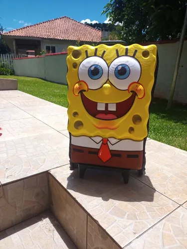 Mala Mochila de rodinhas infantil com design 3D do personagem Bob Esponja. <br>