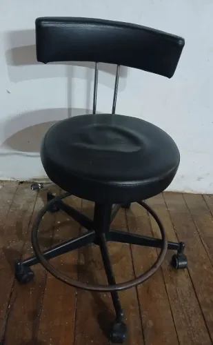 Cadeira Mocho Giratória com Encosto - Ideal para Profissionais