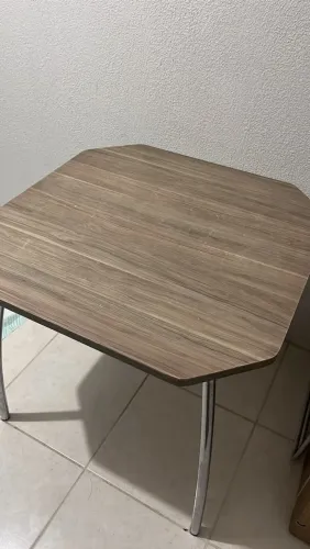 MESA DE 4 LUGARES Á VENDA!
