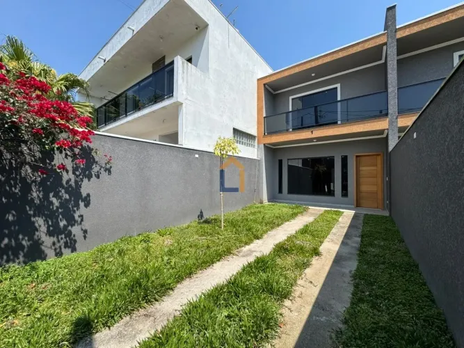 SOBRADO A VENDA NO PINHEIRINHO COM 3 QUARTOS 1 SUITE