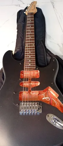 Guitarra com blindagem cordas e regulagem