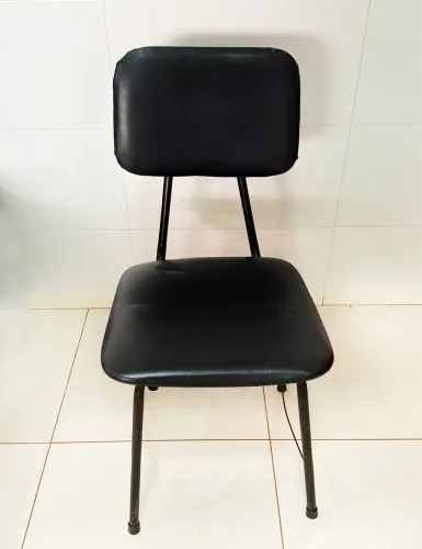 Cadeira estofada preta - estrutura metálica
