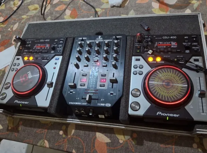 CDJ 400 Pioneer e Vmx 200 no case, bem conservadas, 90% de uso em casa.