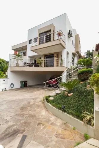 Excelente casa em condomínio com 3 suítes, piscina e 3 vagas de garagem