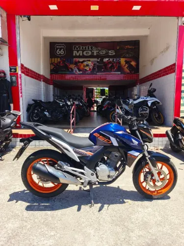 Honda Twister 250.   Ano:2020.   Km:45.000.   R$:18.900.