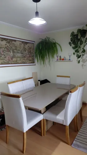 Vendo mesa com 6 cadeiras, com 6 meses de uso sem avarias 2,200 , *