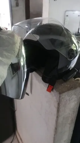 Capacete com viseira cromada e fone