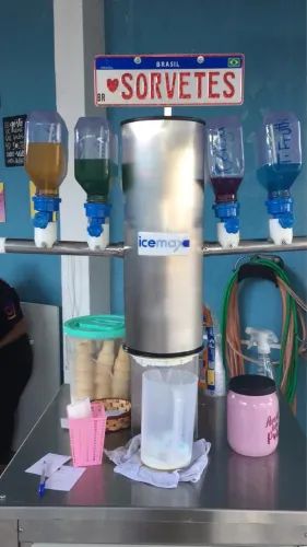 VENDE-SE MAQUINA DE SORVETE AMERICANO