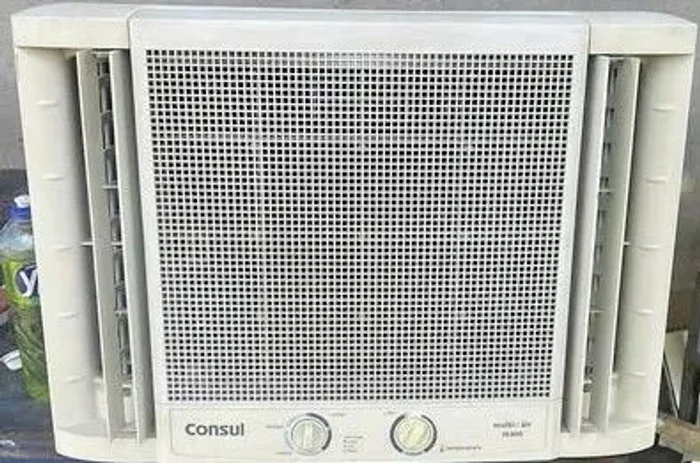 Vendo ar condicionado 10 mil BTUs gelando muito, único dono todo original!! Aceito ofertas