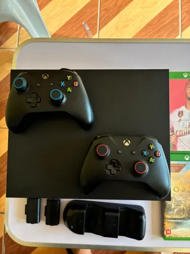 Xbox One X 1 TB, 3 jogos físicos