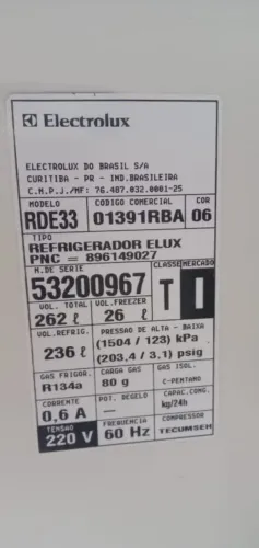 Geladeira Eletrolux a Venda 262 Litros 220 W. Valor 450,00.