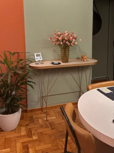 Aparador metal dourado com tampo MDF