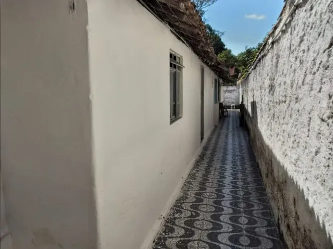 Casa de fundo, 2 quartos, centro pinheiral