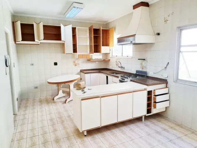 Casa ampla à venda em Vila Gilda, Santo André 6 dormitórios, 2 suítes