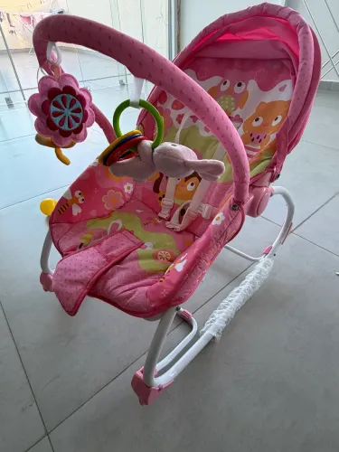 Cadeira de balanço Safety 1st vibra e toca musica