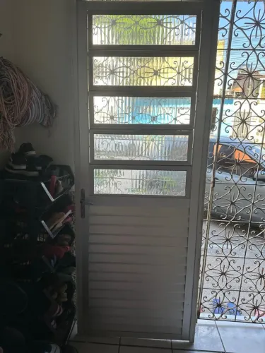 Porta de alumínio com basculante