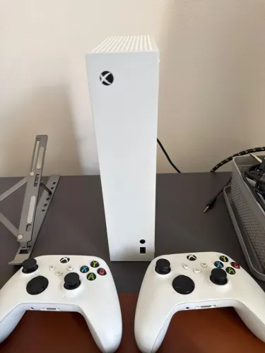 Xbox Séries S com 2 controles
