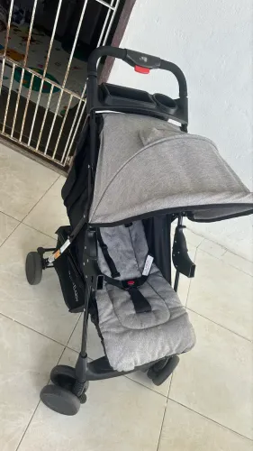 Vendo carrinho de bebê compacto