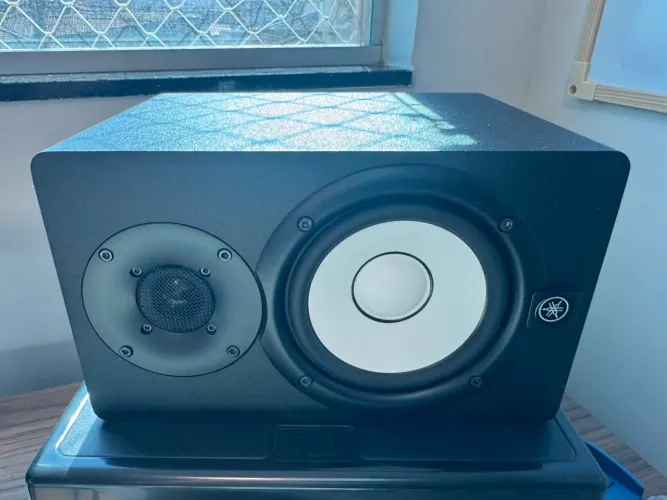 Par de Monitores Yamaha hs5