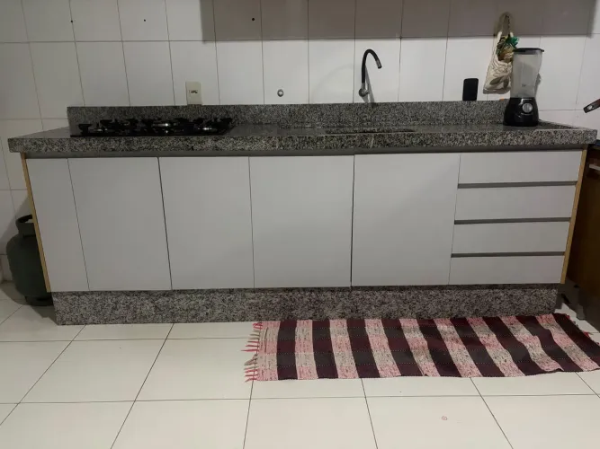 Armário com pia de mármore 