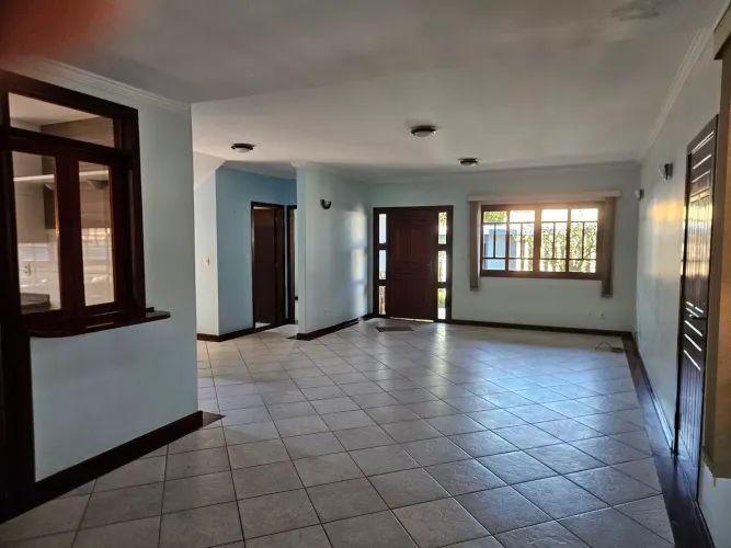 Ótimo dúplex, 05 quartos sendo 01 térreo, acabamento rústico Riviera Fluminense Macaé RJ.
