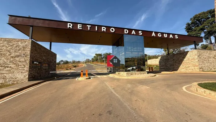 LOTE DE R2 DE ESQUINA COM 427 M² - COND. RETIRO DAS ÁGUAS!