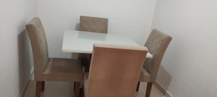 Mesa de jantar com tampo de vidro e 4 cadeiras 